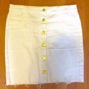 White denim frayed hem skirt